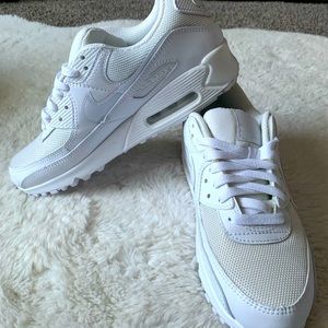 Nike Air Max 90 Women’s shoes Size 9. Never worn!